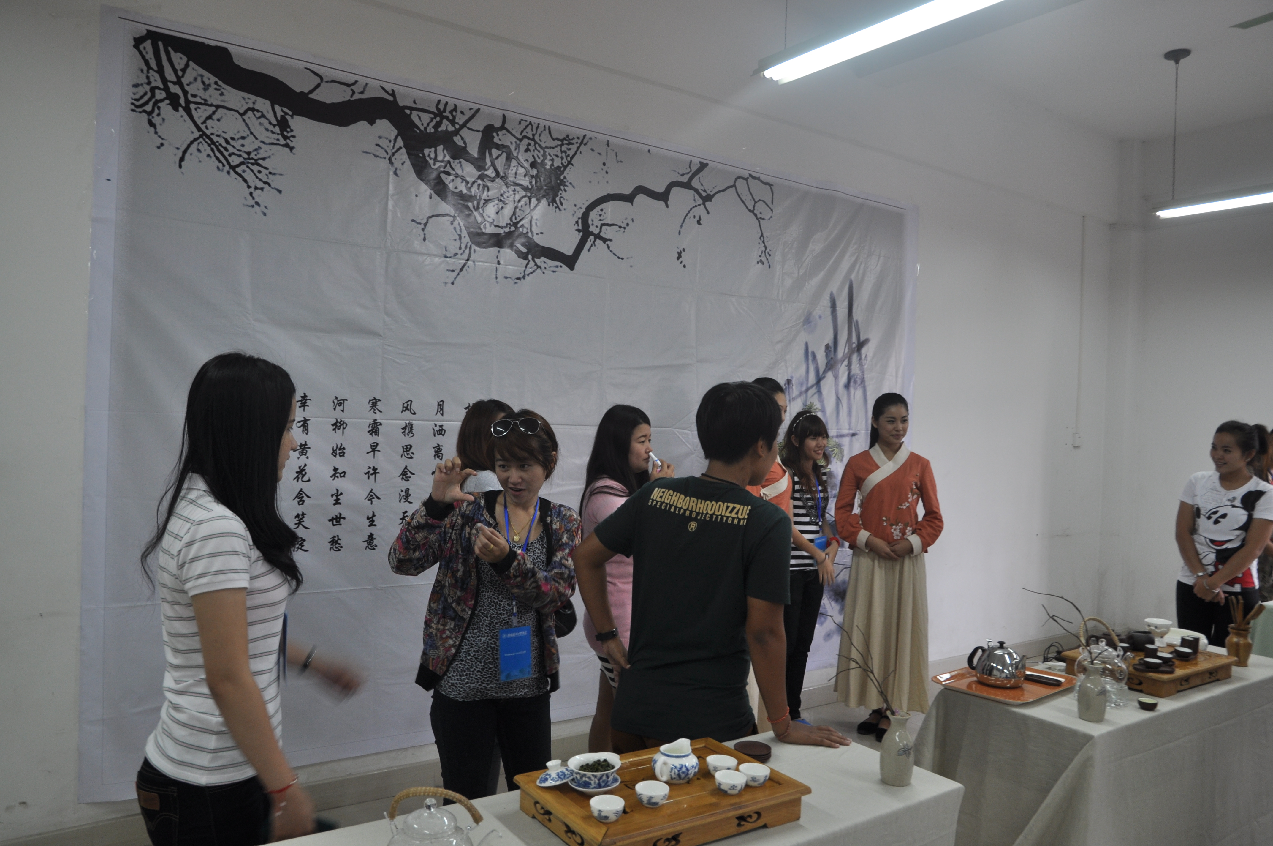 我系为泰国兰拍帕尼皇家大学师生表演茶艺