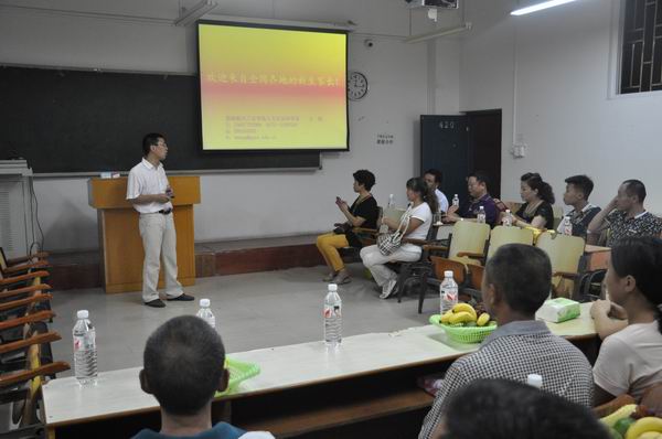 我系召开2014级新生家长座谈会